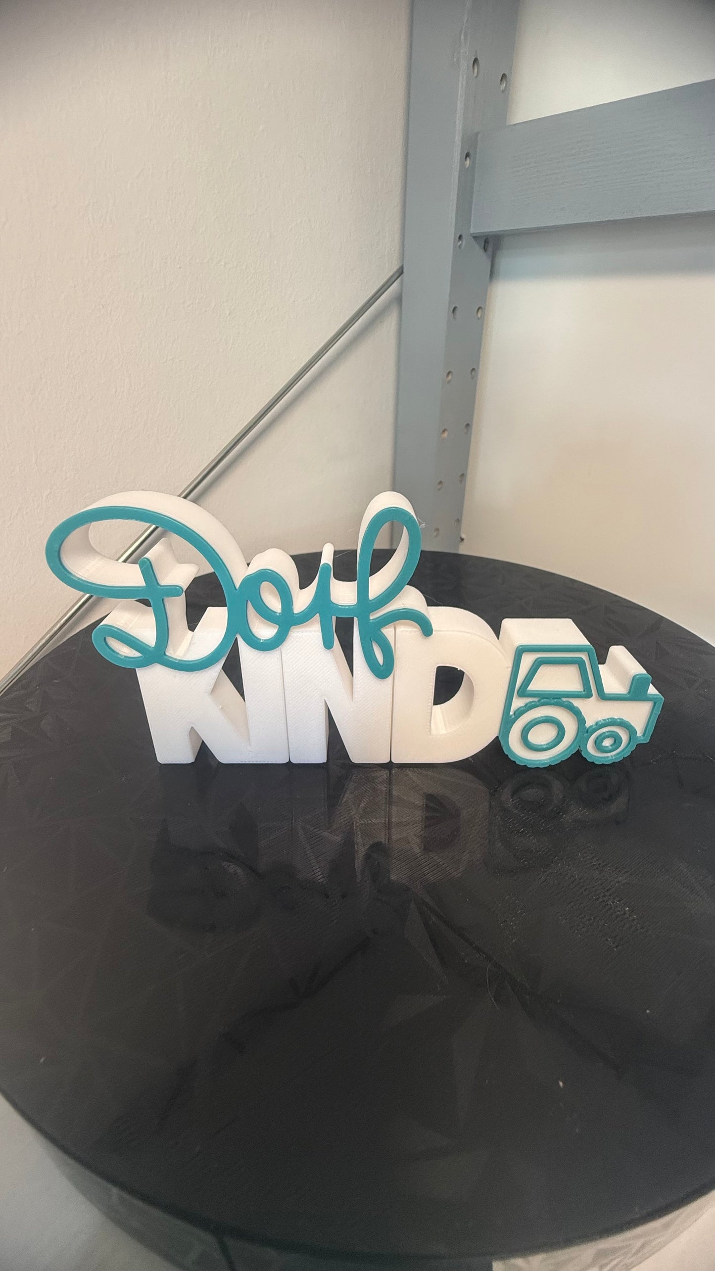 3D Schriftzug “Dorfkind” mit Traktor – Lustige Deko für Kinderzimmer & Landhaus-Stil