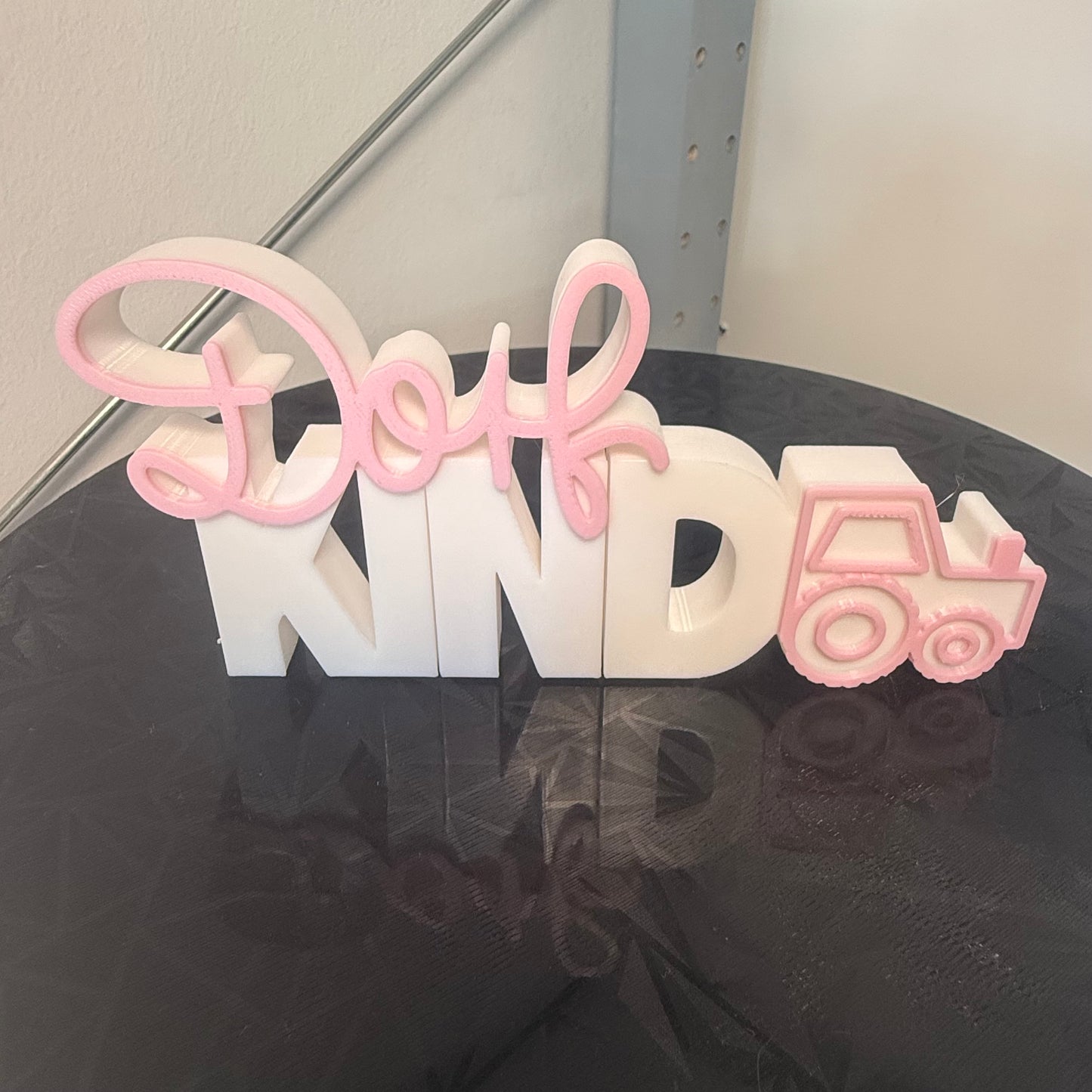 3D Schriftzug “Dorfkind” mit Traktor – Lustige Deko für Kinderzimmer & Landhaus-Stil