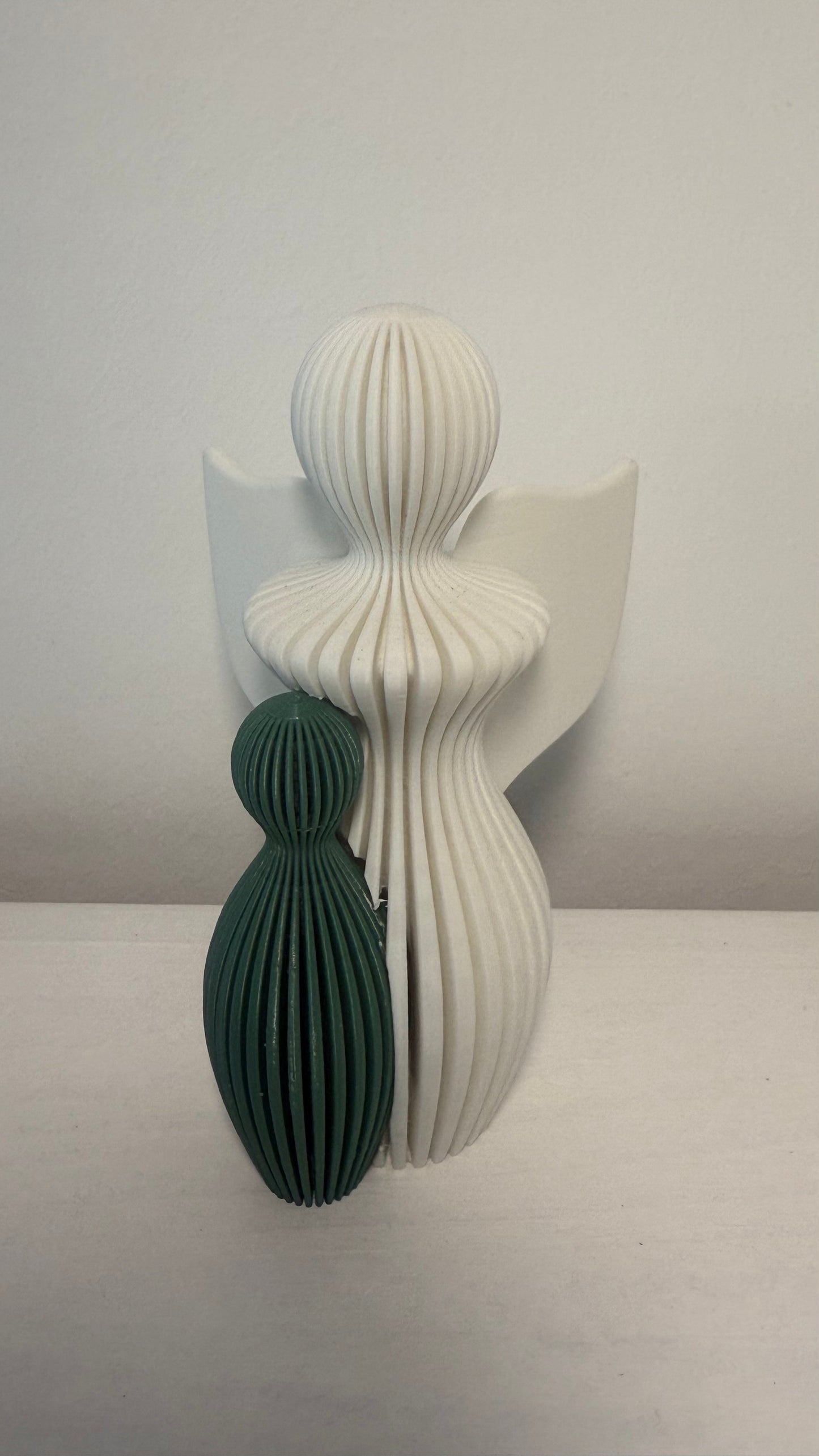„Schützender Engel mit Kind – 3D-gedruckte Designfigur“