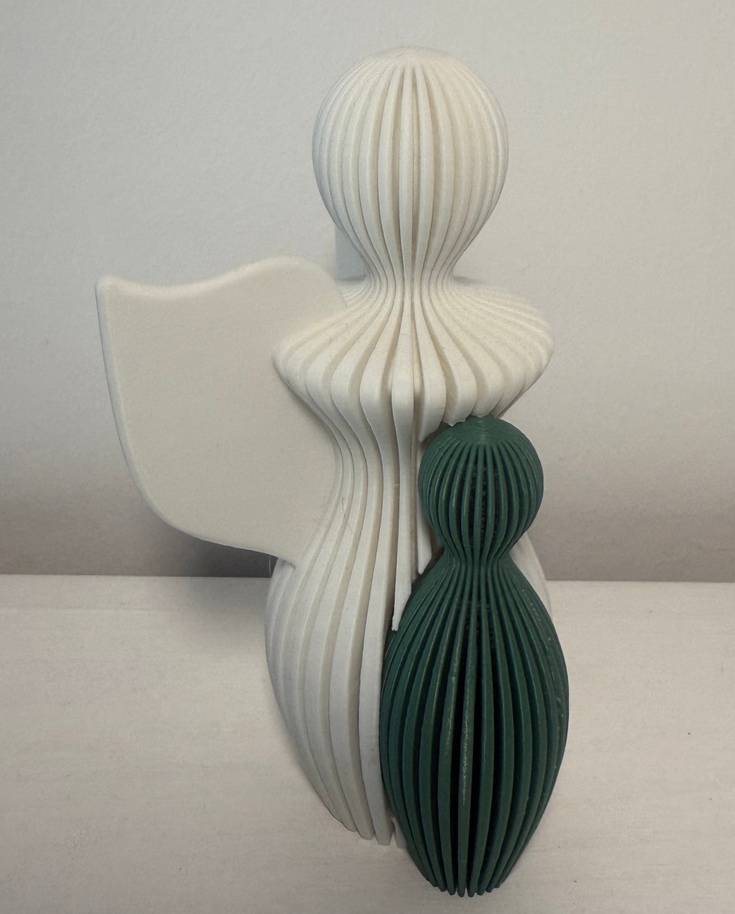 „Schützender Engel mit Kind – 3D-gedruckte Designfigur“