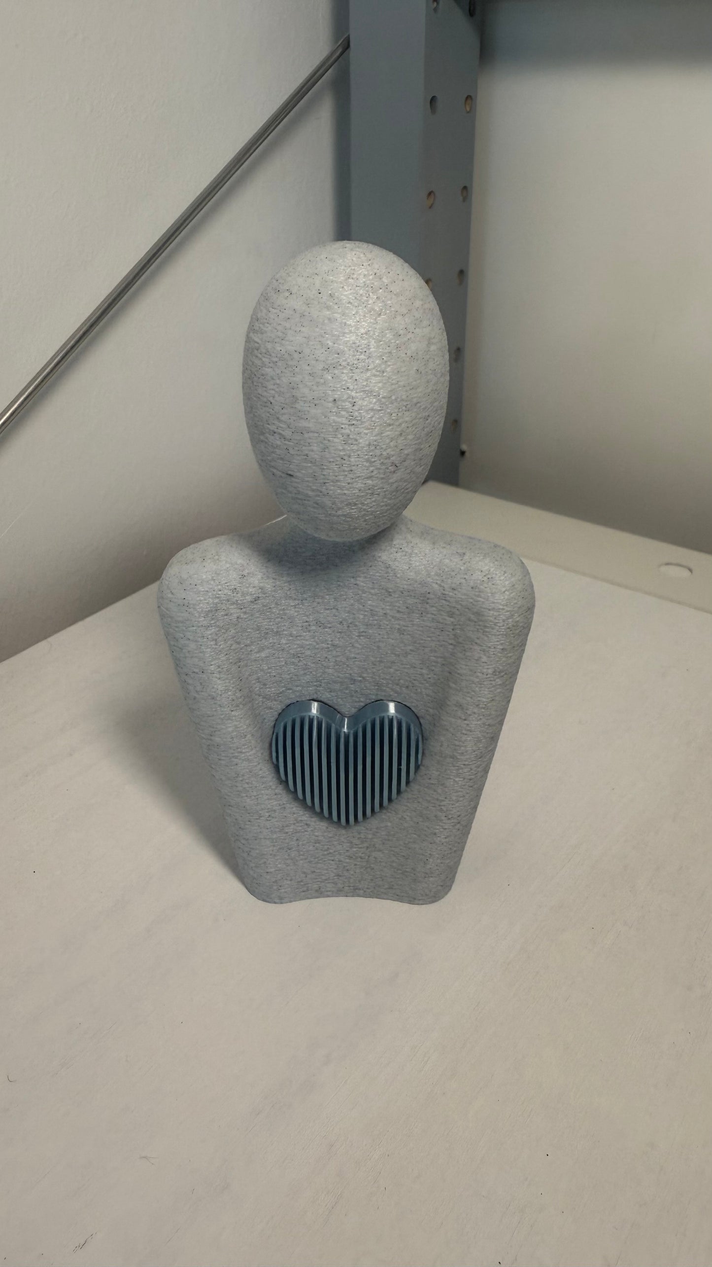 „Skulptur mit Herz – Moderne Figur aus dem 3D-Drucker“