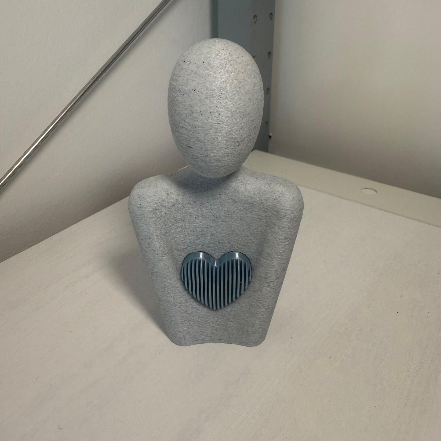 „Skulptur mit Herz – Moderne Figur aus dem 3D-Drucker“