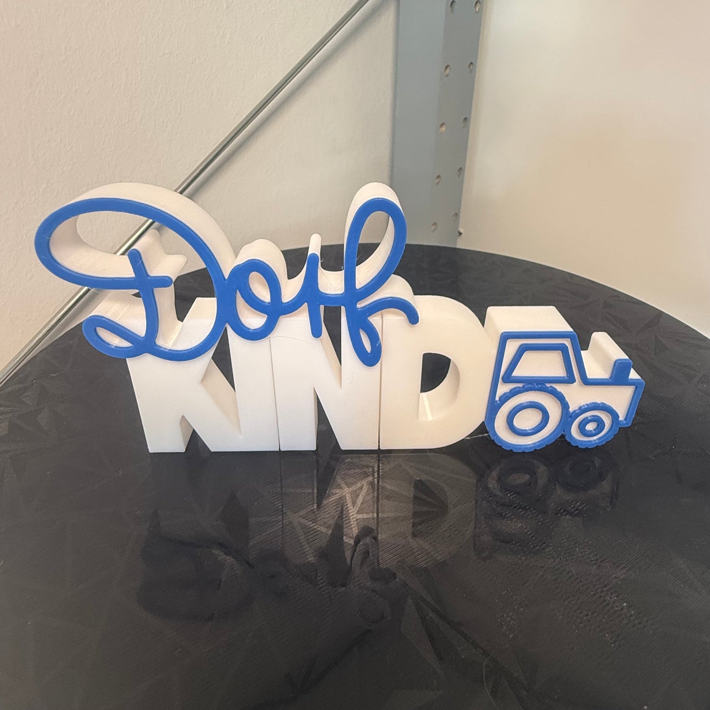 3D Schriftzug “Dorfkind” mit Traktor – Lustige Deko für Kinderzimmer & Landhaus-Stil