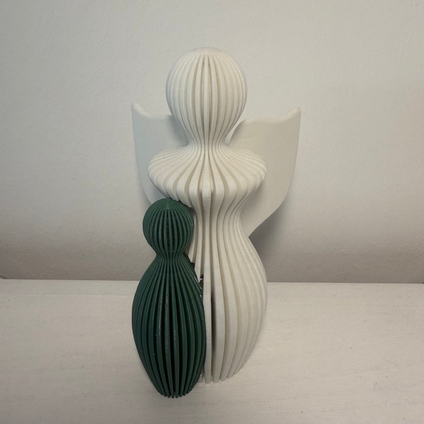 „Schützender Engel mit Kind – 3D-gedruckte Designfigur“