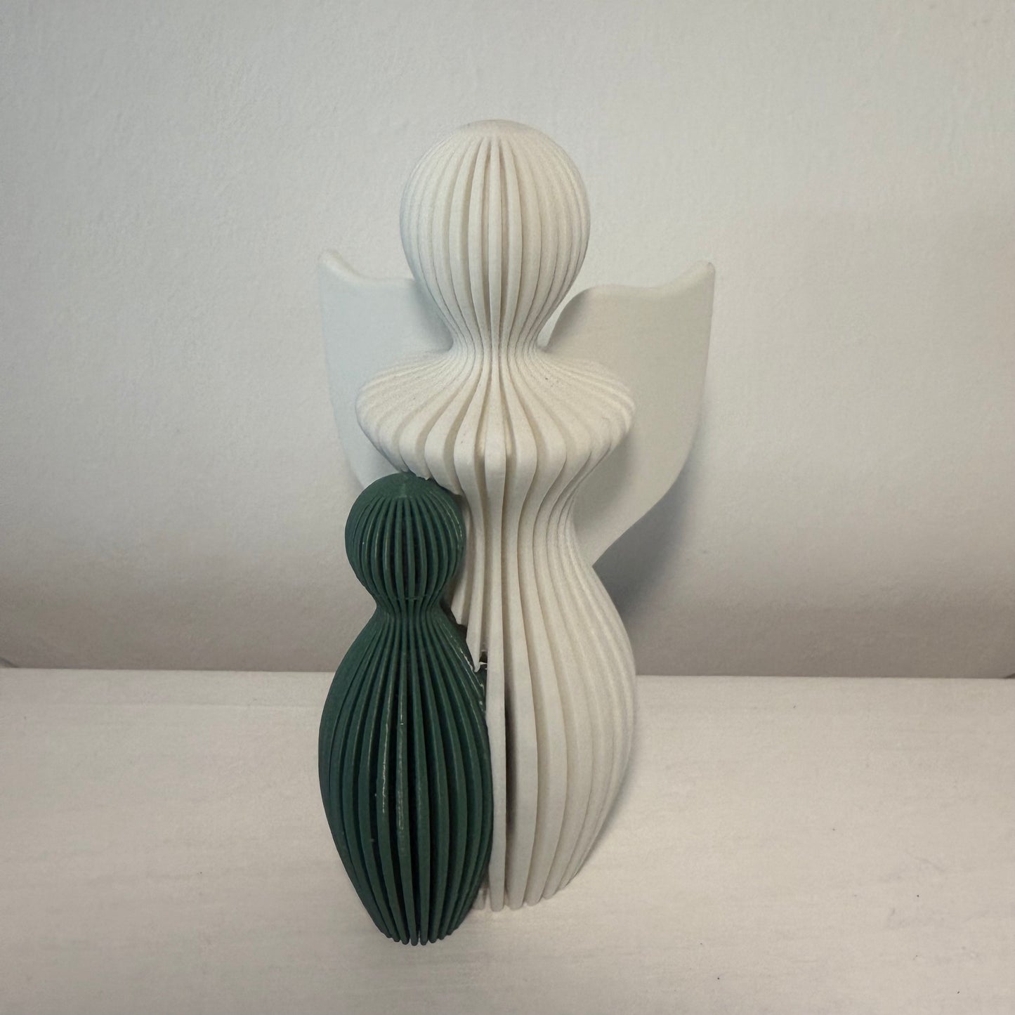 „Schützender Engel mit Kind – 3D-gedruckte Designfigur“