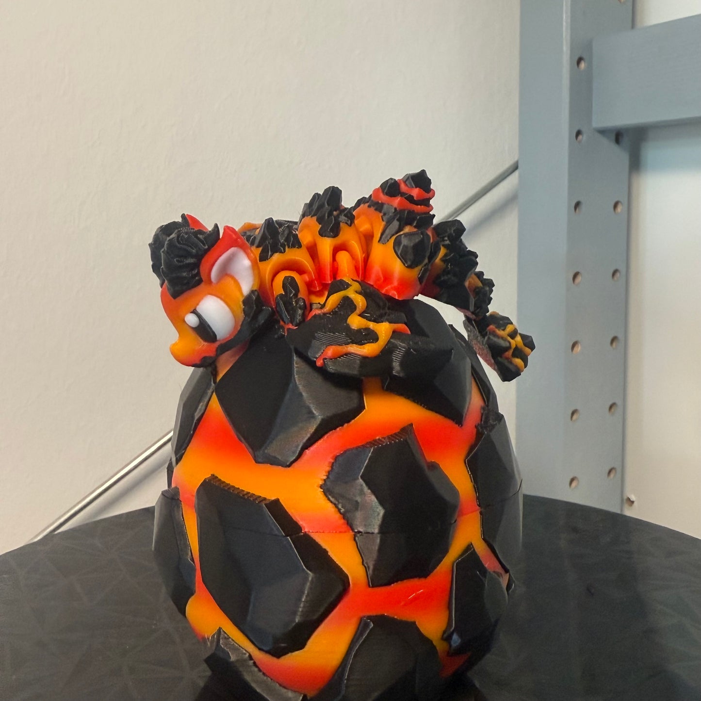 Ei geschlossen mit Drache darauf