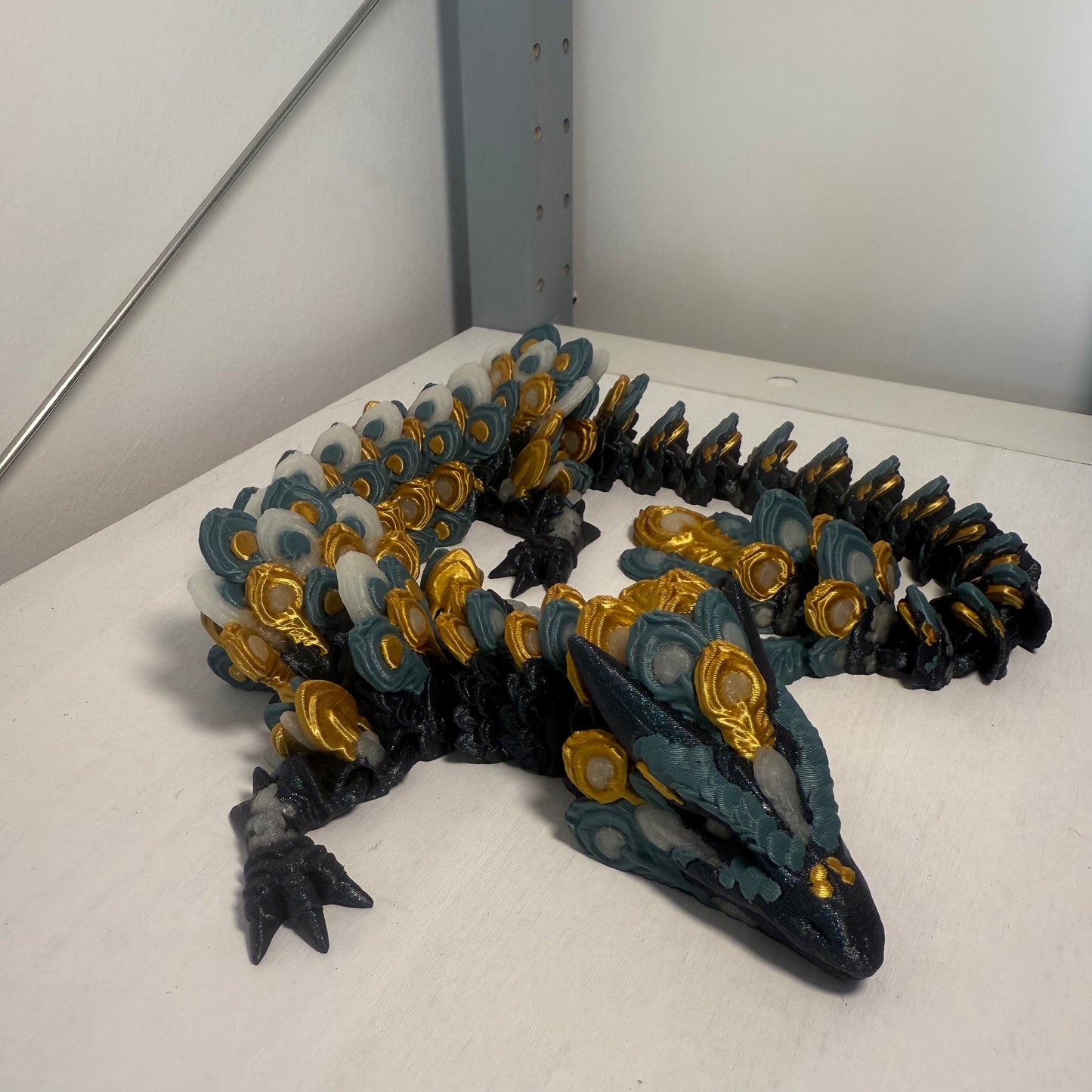 Pfauendrache Glow – Mystische 3D-Figur mit Leuchteffekt