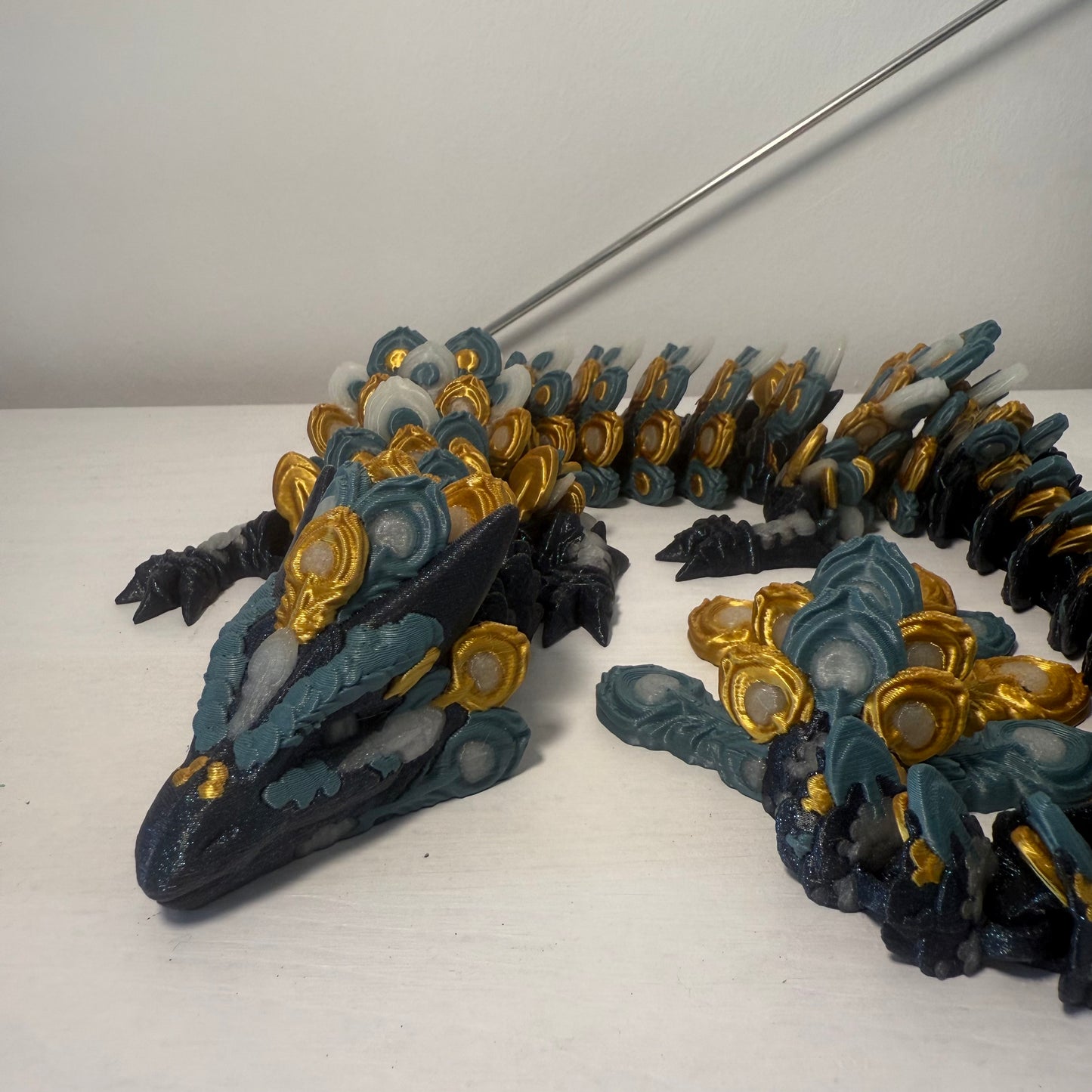 Pfauendrache Glow – Mystische 3D-Figur mit Leuchteffekt