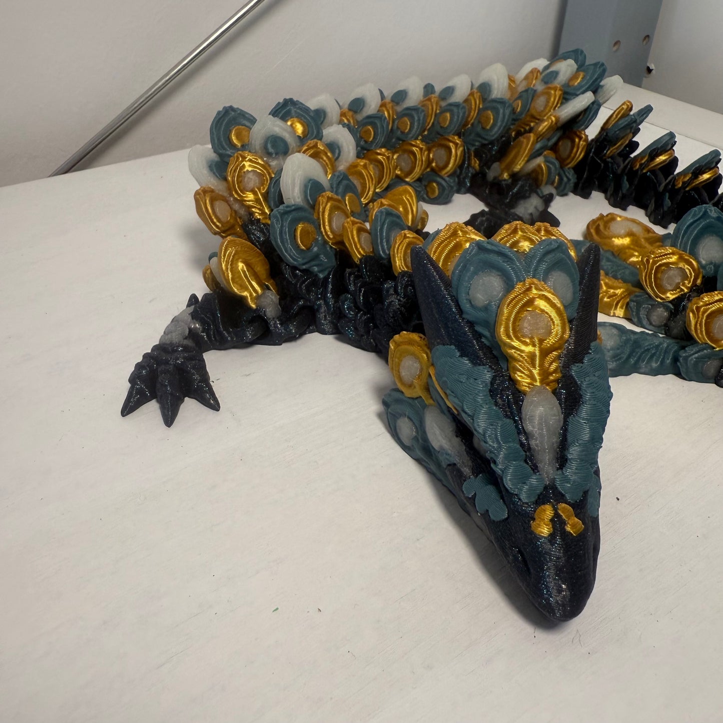 Pfauendrache Glow – Mystische 3D-Figur mit Leuchteffekt