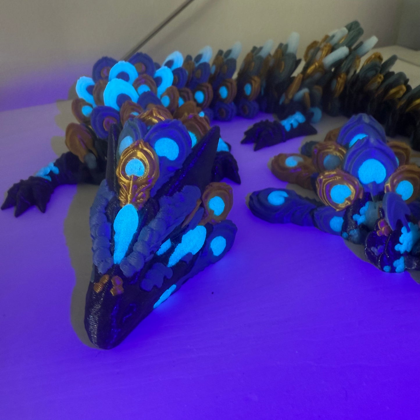 Pfauendrache Glow – Mystische 3D-Figur mit Leuchteffekt