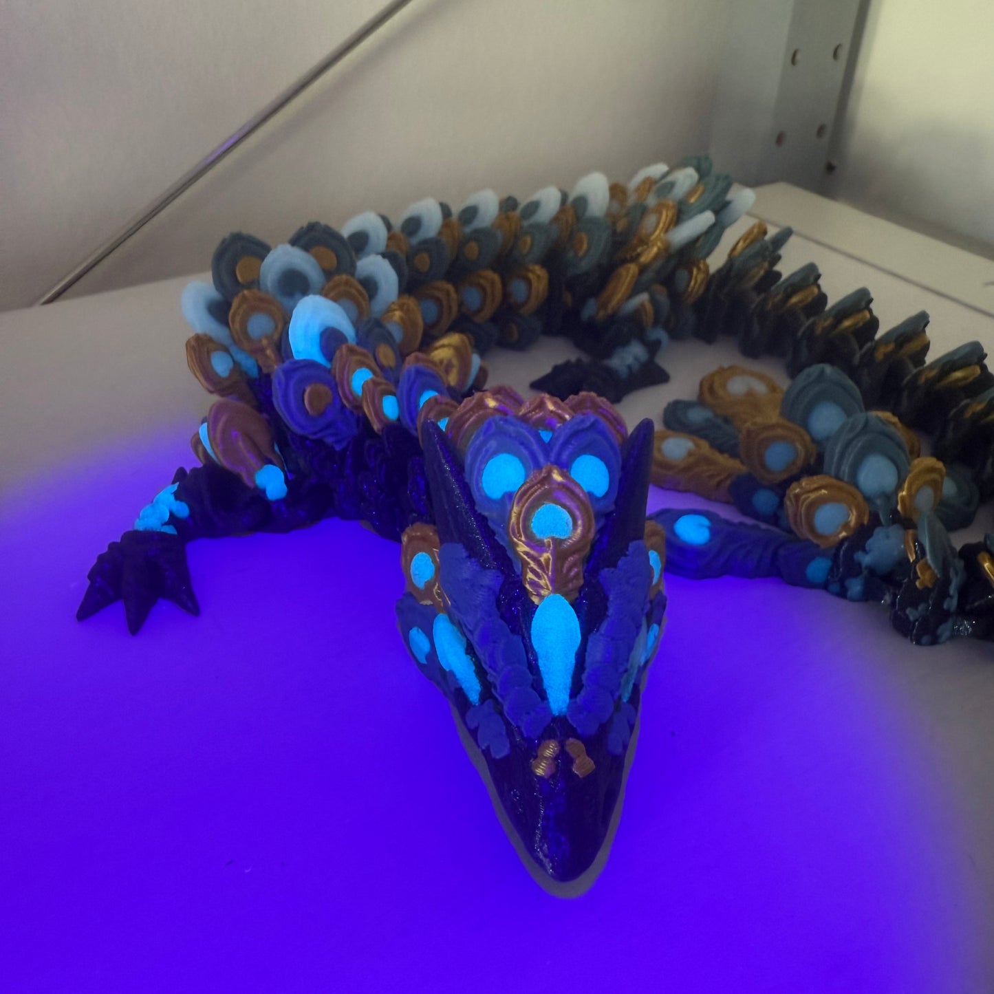 Pfauendrache Glow – Mystische 3D-Figur mit Leuchteffekt
