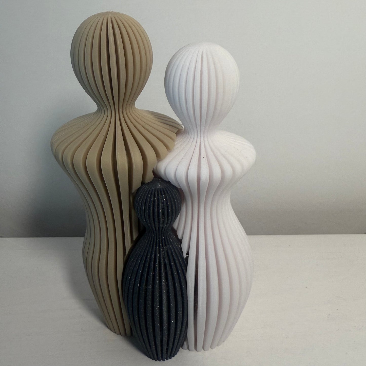 Moderne Familienskulptur mit bis zu 3 Kindern – 3D-Druck Figur personalisierbar