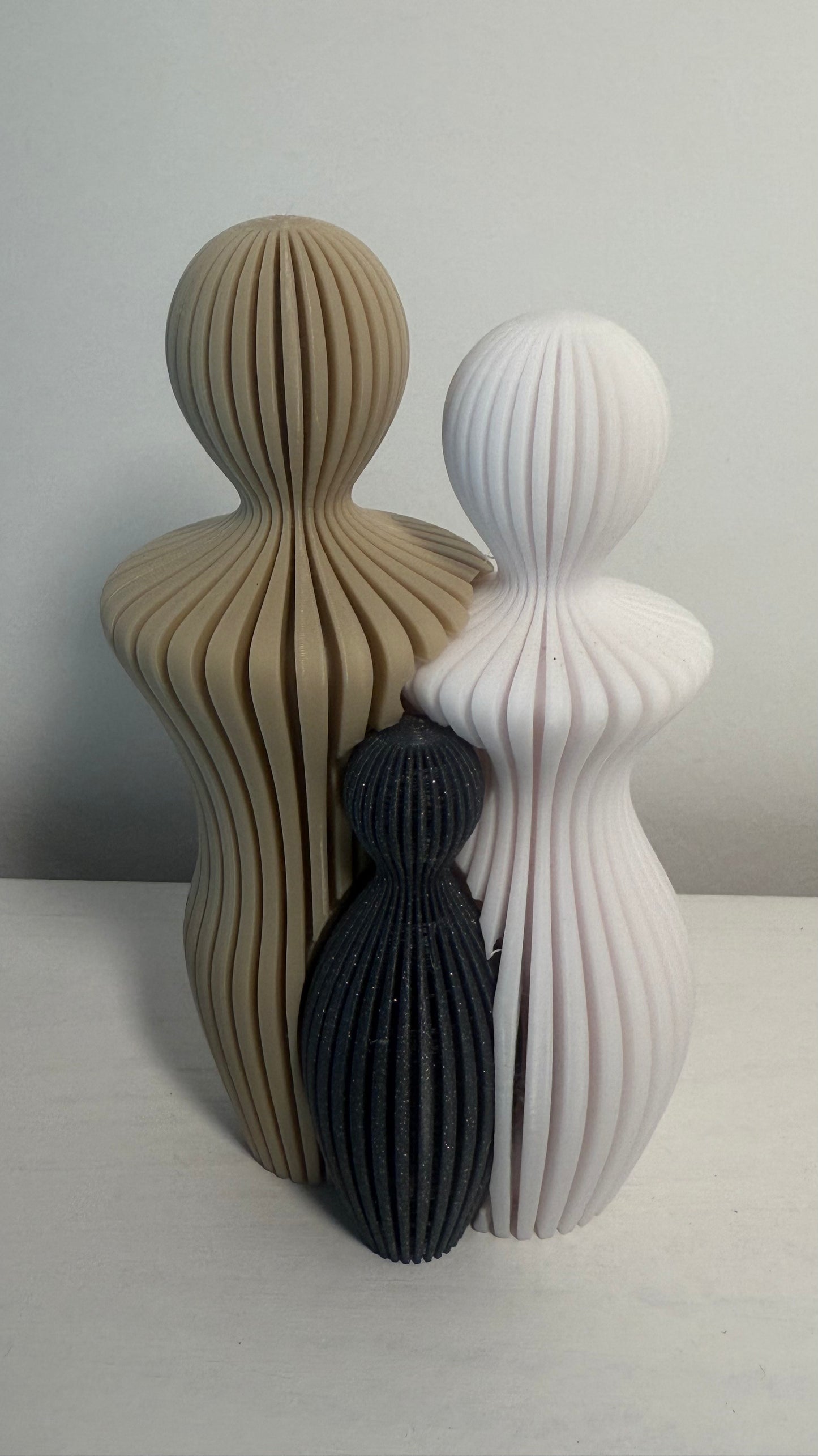 Moderne Familienskulptur mit bis zu 3 Kindern – 3D-Druck Figur personalisierbar