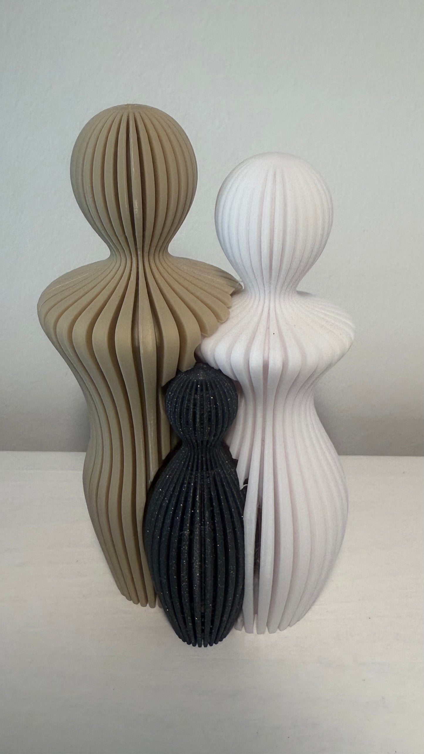 Moderne Familienskulptur mit bis zu 3 Kindern – 3D-Druck Figur personalisierbar