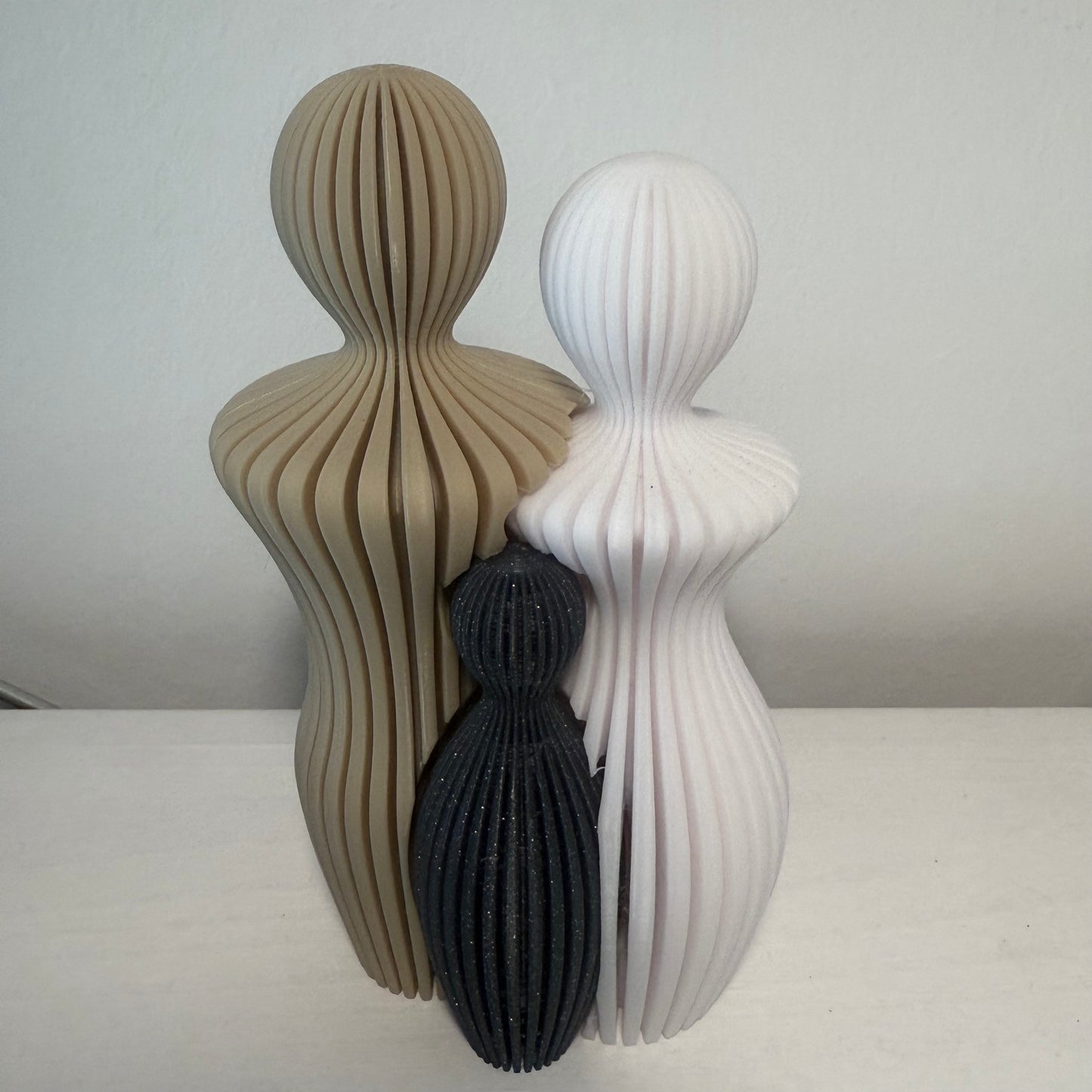 Moderne Familienskulptur mit bis zu 3 Kindern – 3D-Druck Figur personalisierbar
