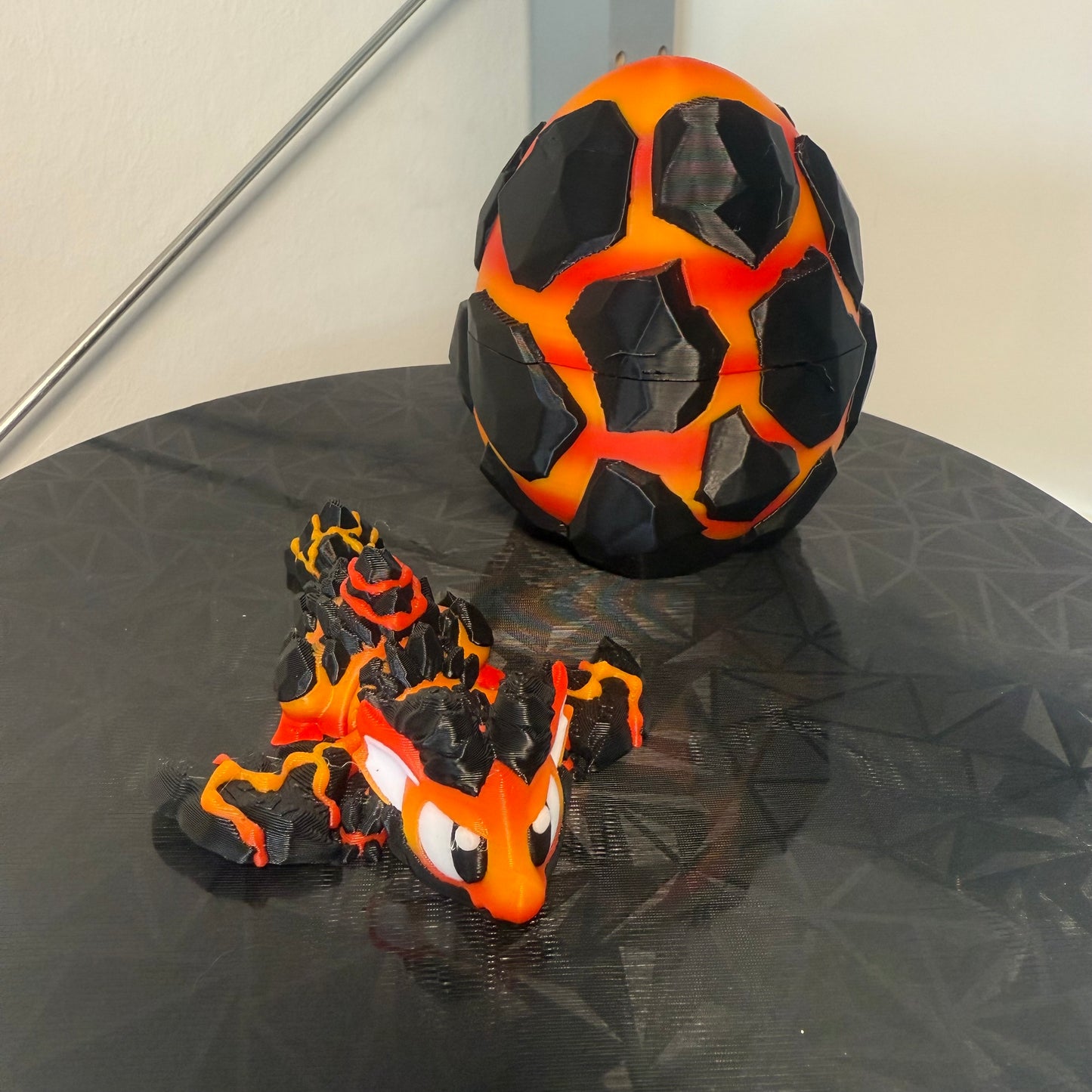 Orangefarbener Drache vor dem Ei
