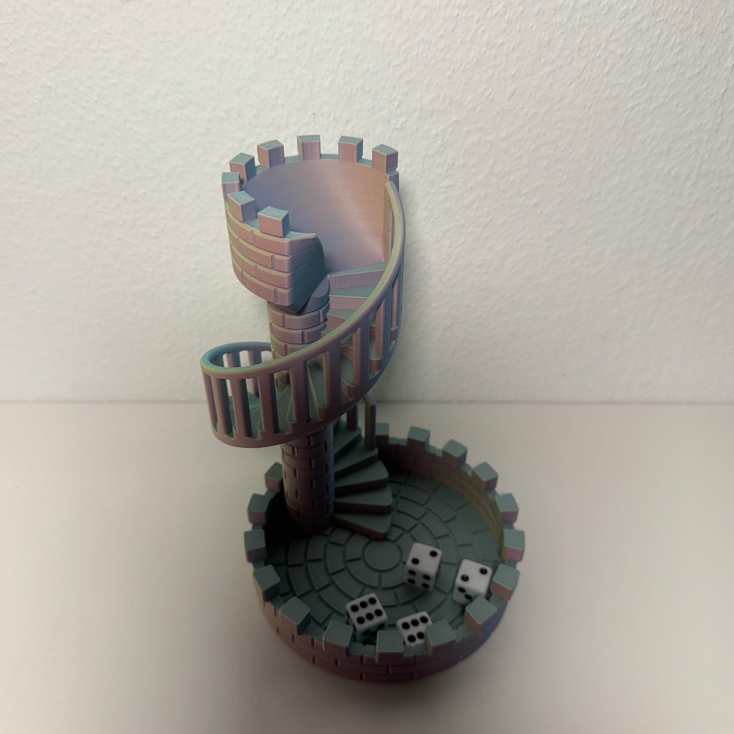 Würfelturm mit gewürfelten Würfeln