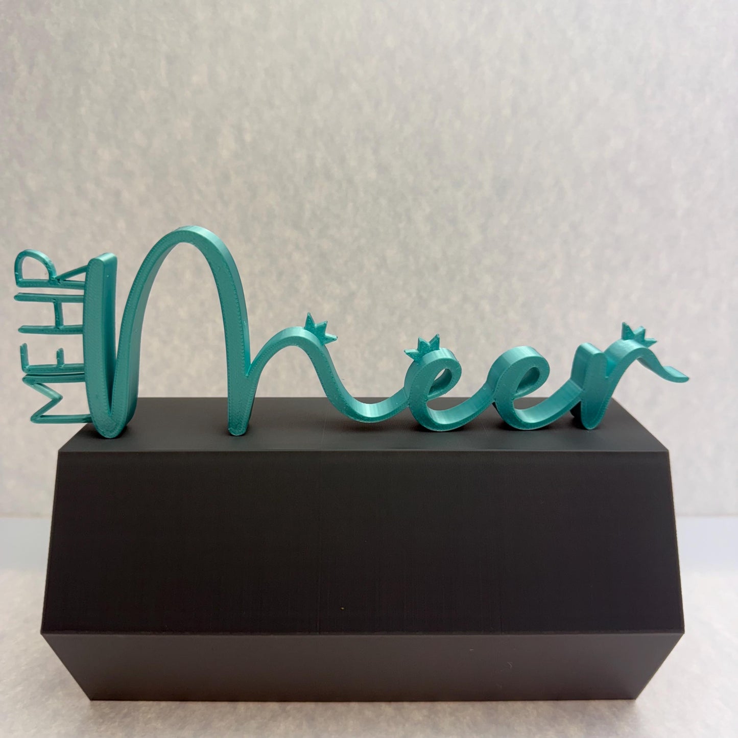 3D Druck Schriftzug „Mehr Meer“ mit Kronen