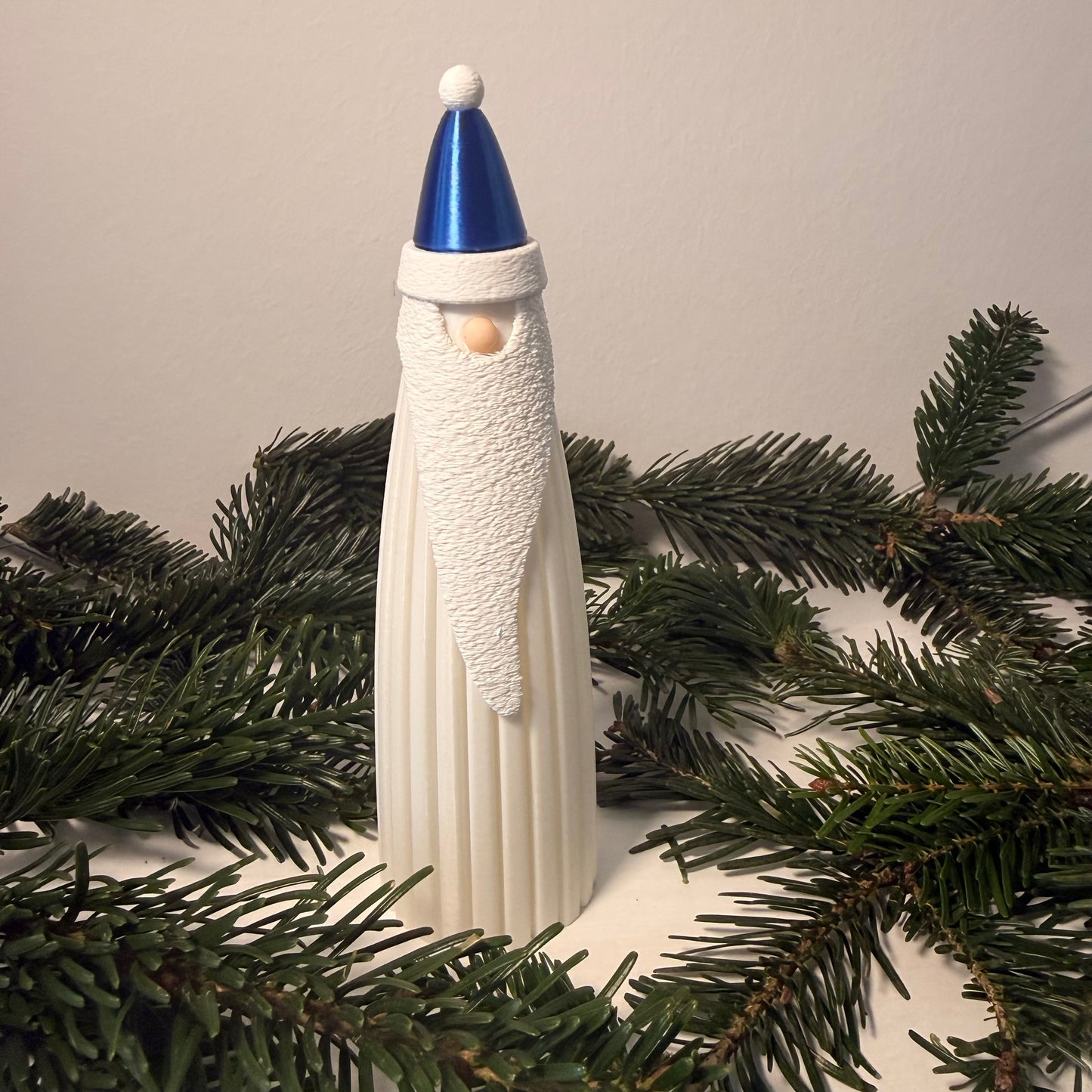 Skandinavischer Weihnachtsmann – 3D-gedruckte Dekofigur mit langer Bartstruktur | Moderne Weihnachtsdeko aus PLA | LED-Teelicht-kompatibel (nicht inklusive)