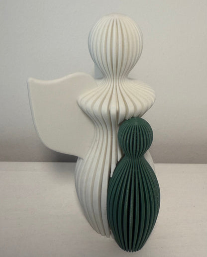 „Schützender Engel mit Kind – 3D-gedruckte Designfigur“