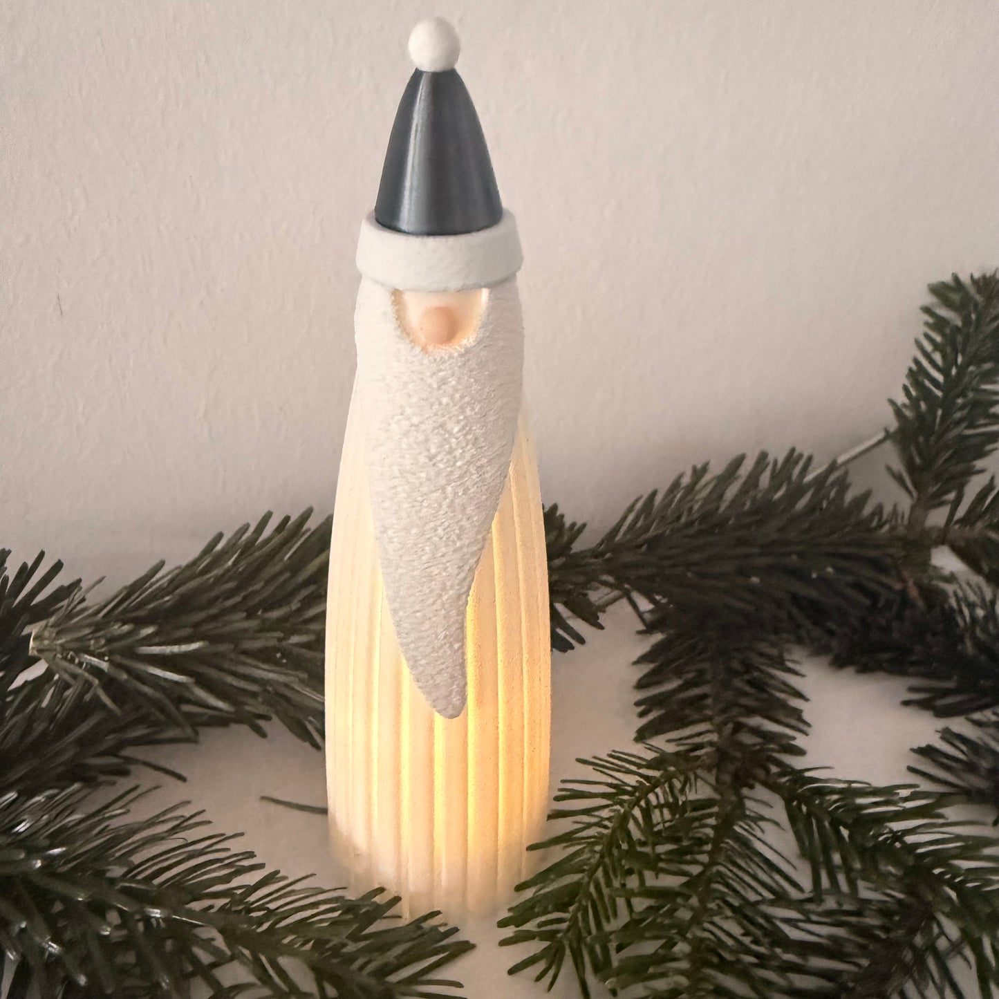 Skandinavischer Weihnachtsmann – 3D-gedruckte Dekofigur mit langer Bartstruktur | Moderne Weihnachtsdeko aus PLA | LED-Teelicht-kompatibel (nicht inklusive)