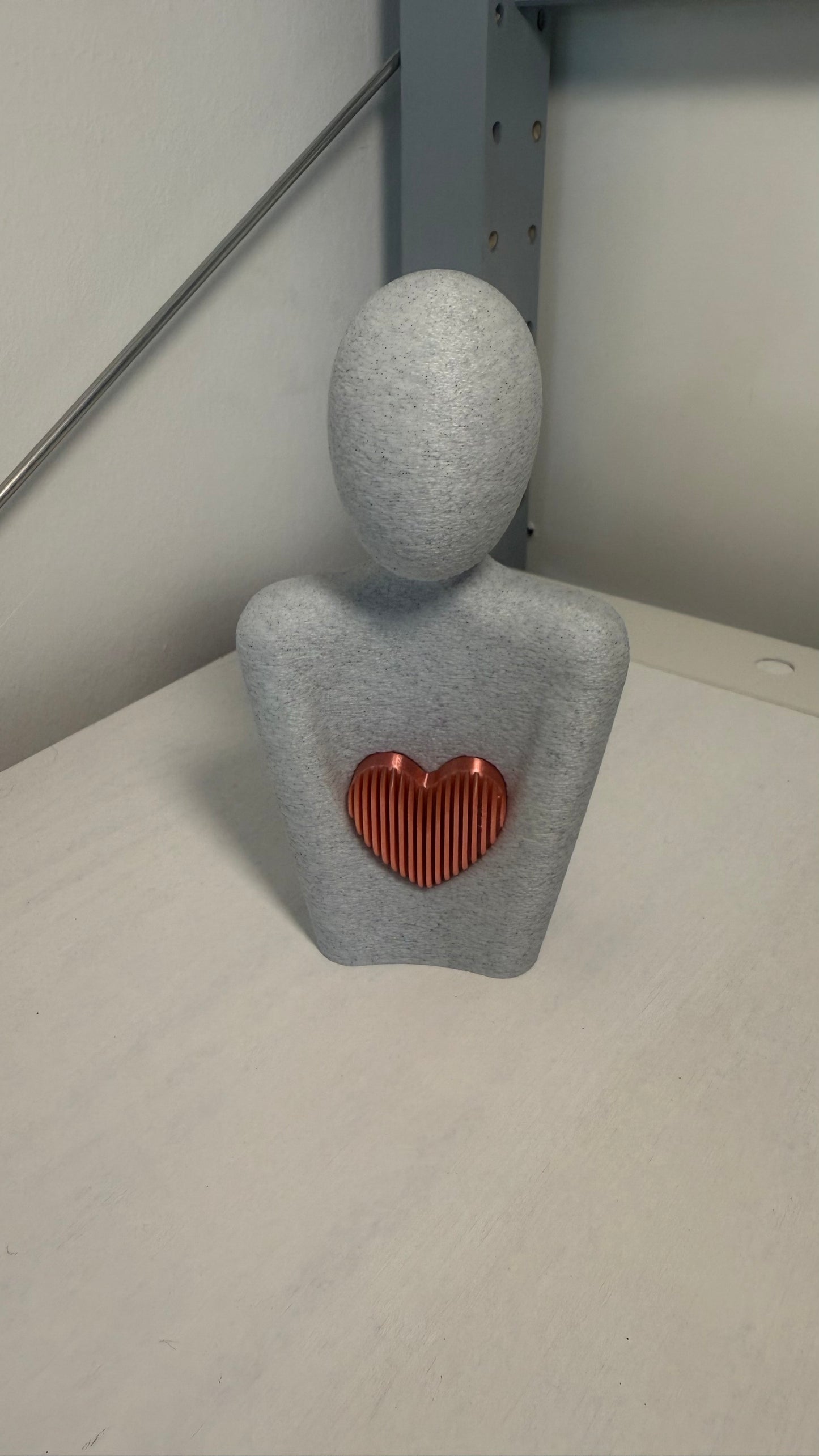 „Skulptur mit Herz – Moderne Figur aus dem 3D-Drucker“