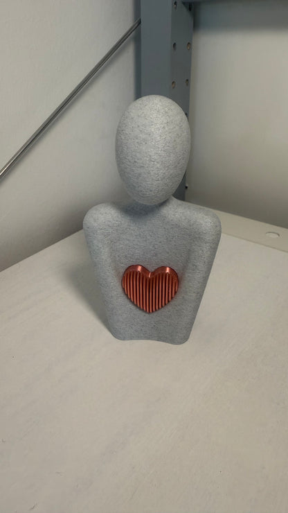 „Skulptur mit Herz – Moderne Figur aus dem 3D-Drucker“