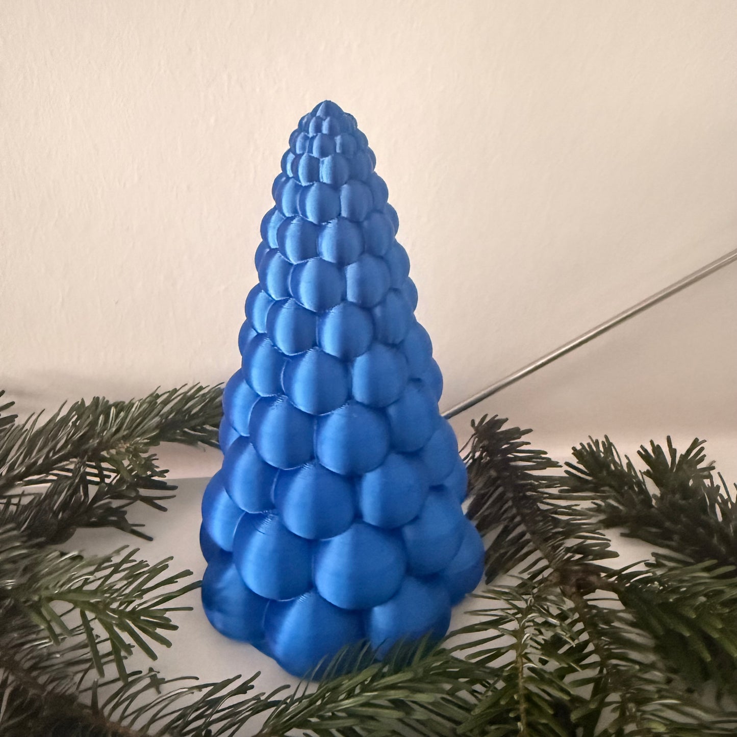 3D gedruckter Weihnachtsbaum aus PLA – Moderne Deko Tanne in Metallic-Optik | Weihnachtsdeko | LED Teelicht Baum (Teelicht nicht inklusive)
