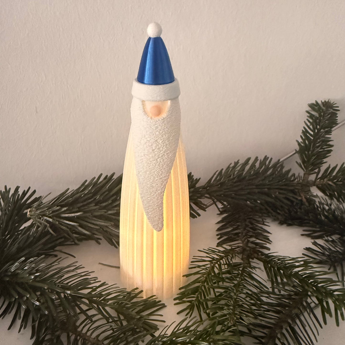 Skandinavischer Weihnachtsmann – 3D-gedruckte Dekofigur mit langer Bartstruktur | Moderne Weihnachtsdeko aus PLA | LED-Teelicht-kompatibel (nicht inklusive)