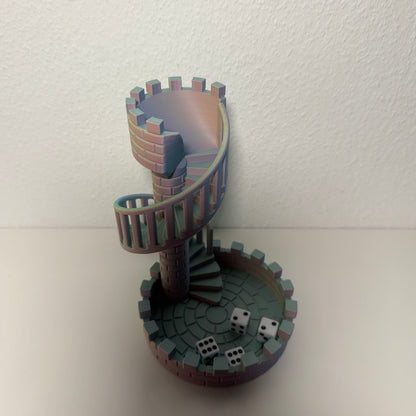 Würfelturm mit gewürfelten Würfeln