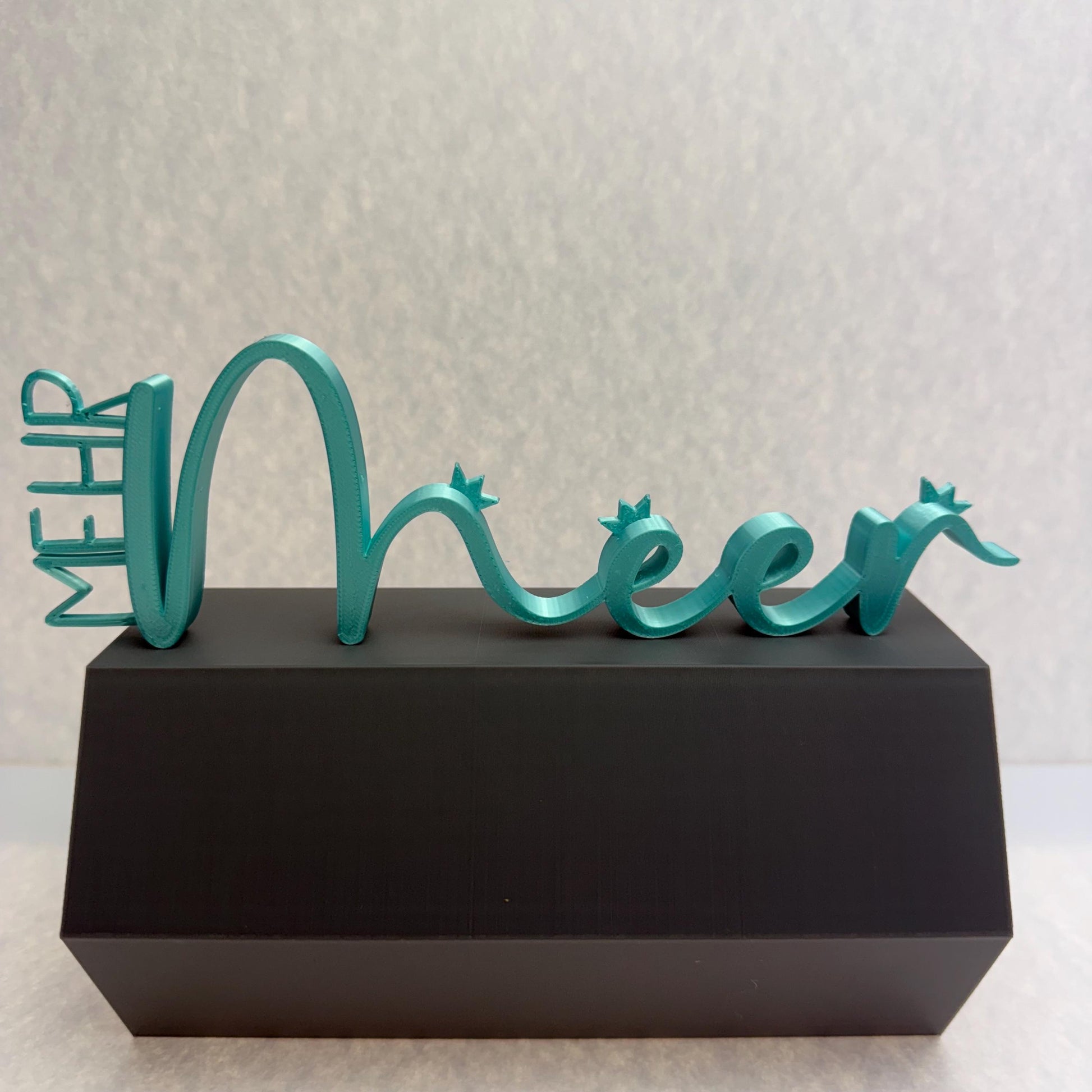 3D Druck Schriftzug „Mehr Meer“ mit Kronen