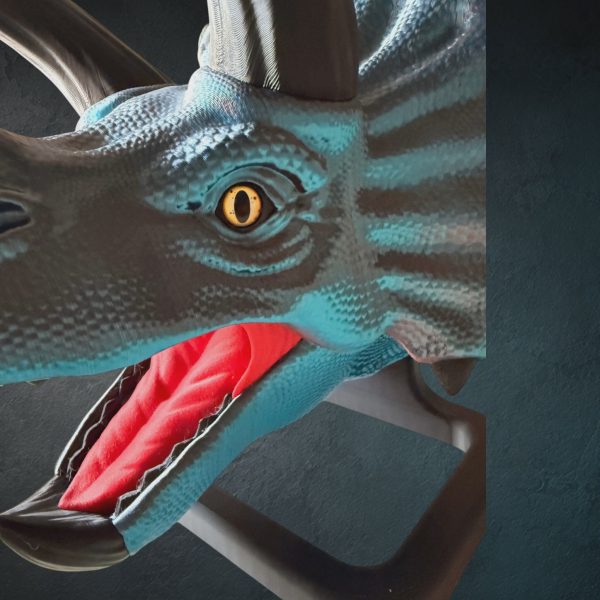 Nahaufnahme des 3D-gedruckten Triceratops-Schädels mit Auge und rotem Maul im schillernden Steampunk-Filament