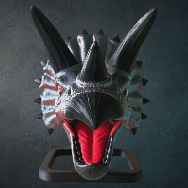 3D-gedruckter Triceratops-Schädel als Wandhalter für Controller und Headset, Frontalansicht
