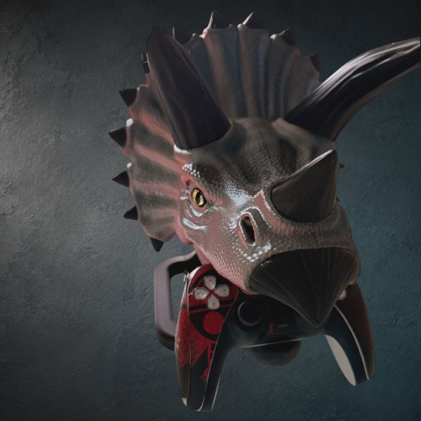 Triceratops-Schädel Wandhalter mit eingehängtem Controller im Maul