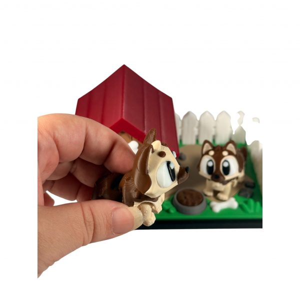 Schäferhund Mini-Figur in der Hand vor der Hundehütte