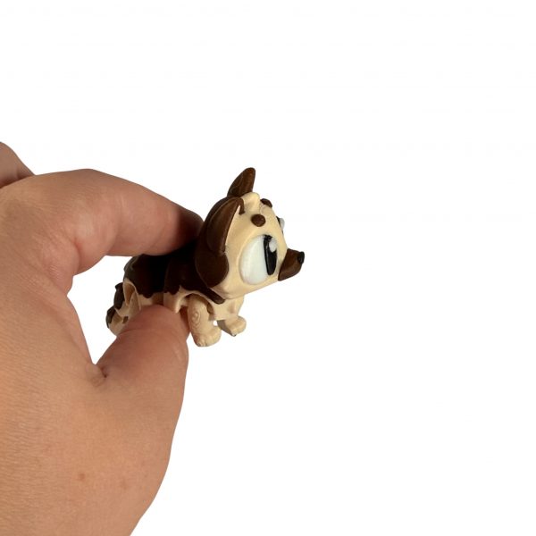 Schäferhund dunkel Mini-Figur in der Hand, Nahaufnahme