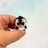 Pinguin Mini-Figur in der Hand zur Größenansicht