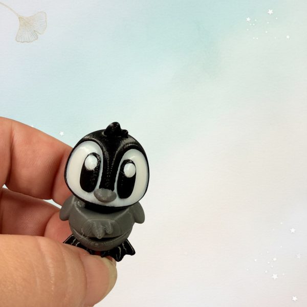 Pinguin Mini-Figur in der Hand, Nahaufnahme