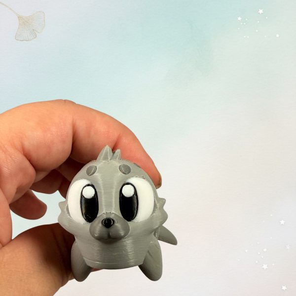 Pinguin Mini-Figur in der Hand, Seitenansicht