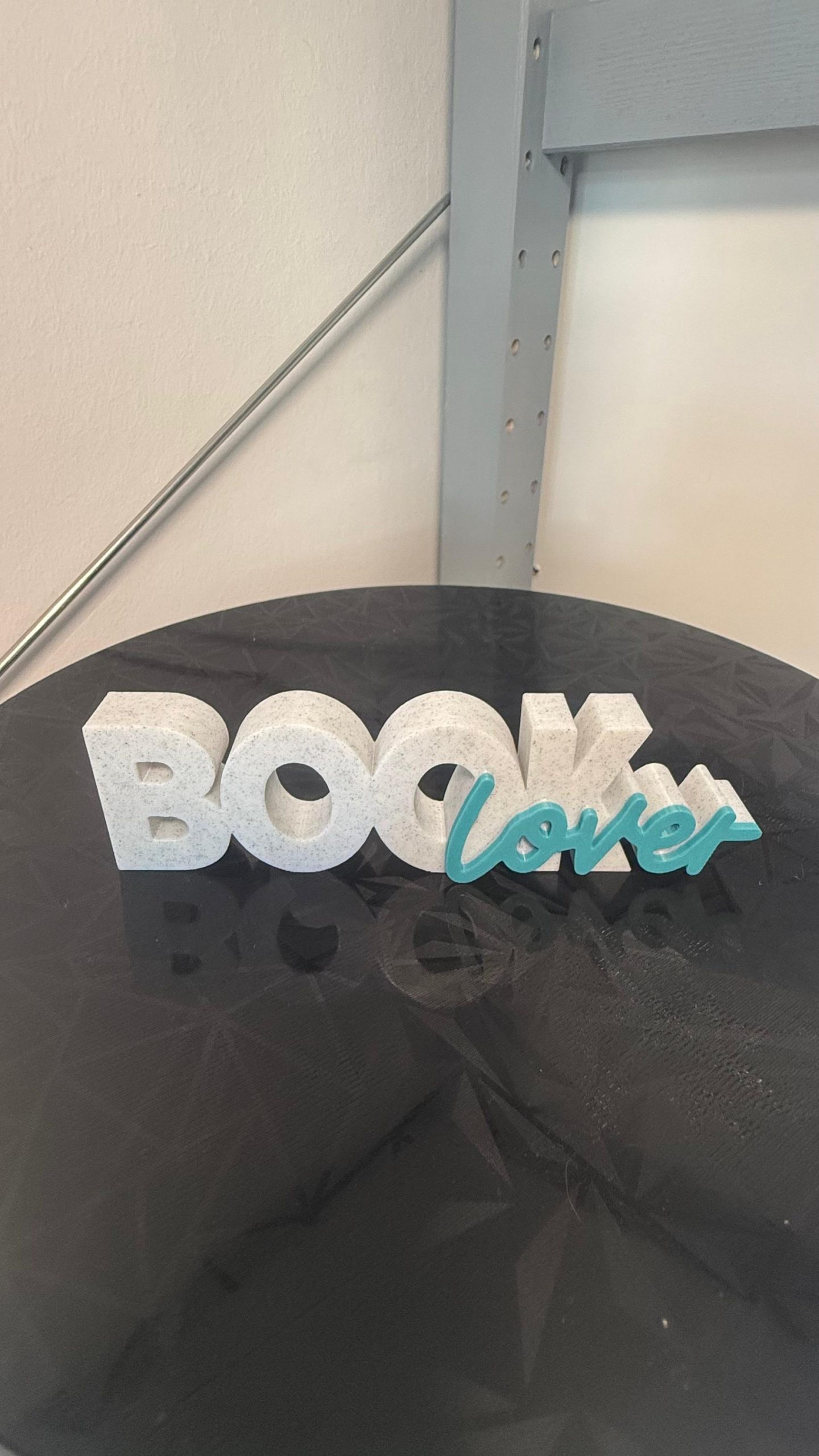 BOOKlover Schriftzug in Stein-Weiß und Türkis – 3D-Druck Deko für Bücherfreunde – Ansicht 2