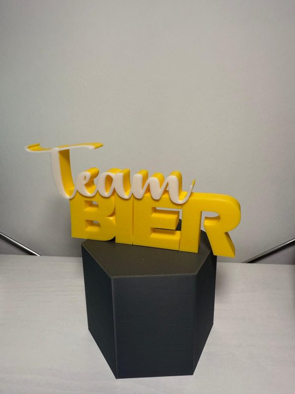 Schriftzug Team Bier in Biergelb und Weiß – 3D-Druck Deko – Ansicht 3