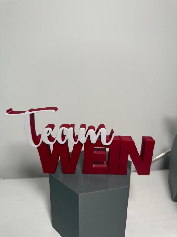 Schriftzug Team Wein in Bordeaux-Rot und Weiß – 3D-Druck Deko