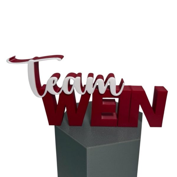 Schriftzug Team Wein in Bordeaux-Rot und Weiß – 3D-Druck Deko – Ansicht 3