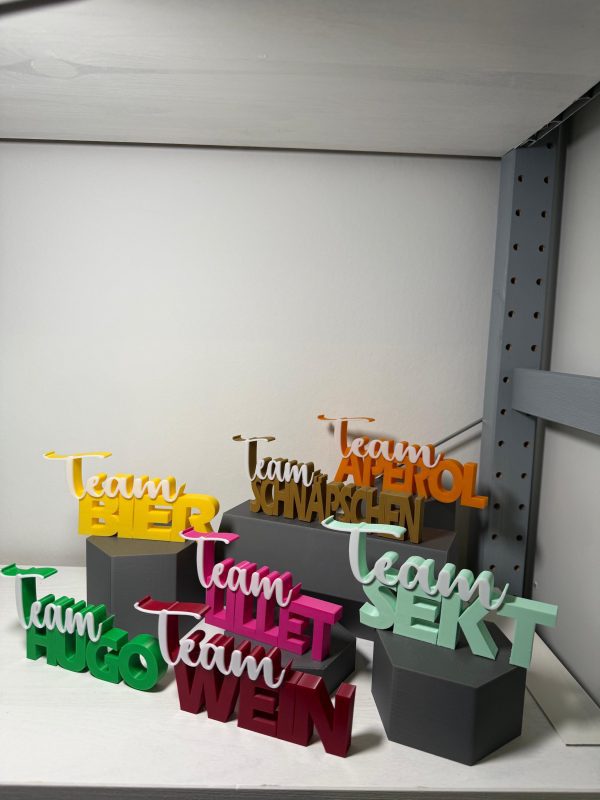 Schriftzug Team Wein in Bordeaux-Rot und Weiß – 3D-Druck Deko – Ansicht 4