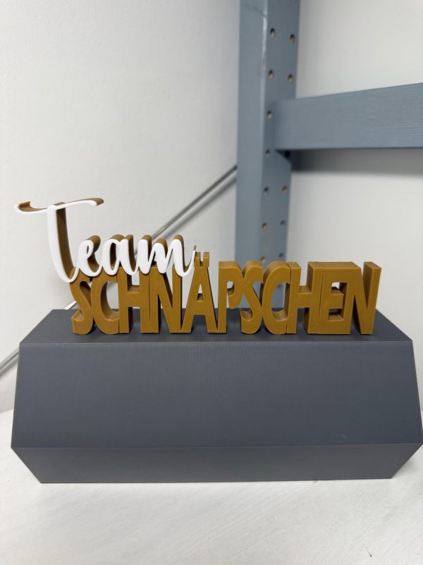 Schriftzug Team Schnäpschen in Schwarz und Gold – 3D-Druck Deko – Ansicht 4