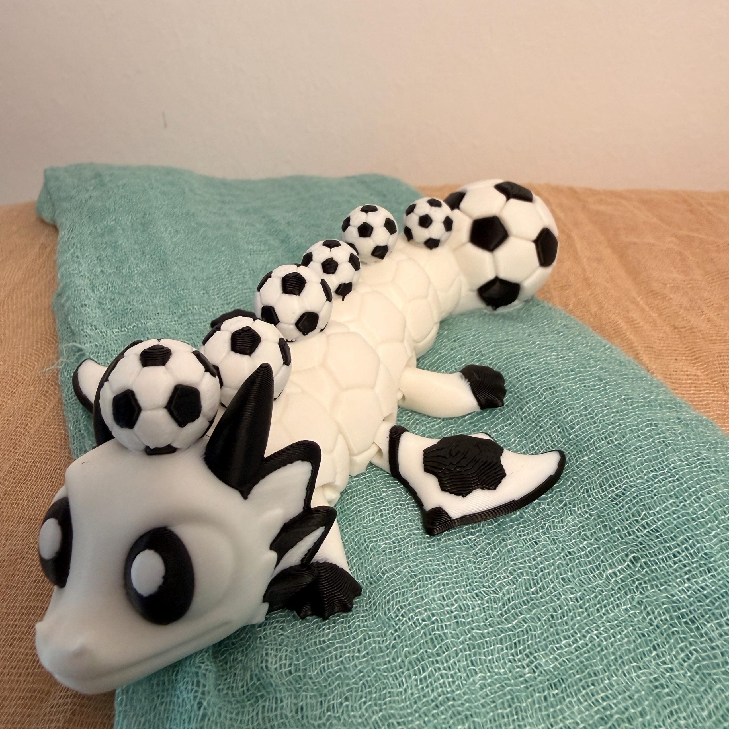 Fußballdrache – beweglicher 3D-Druck Drache im Fußball-Design – Ansicht 4