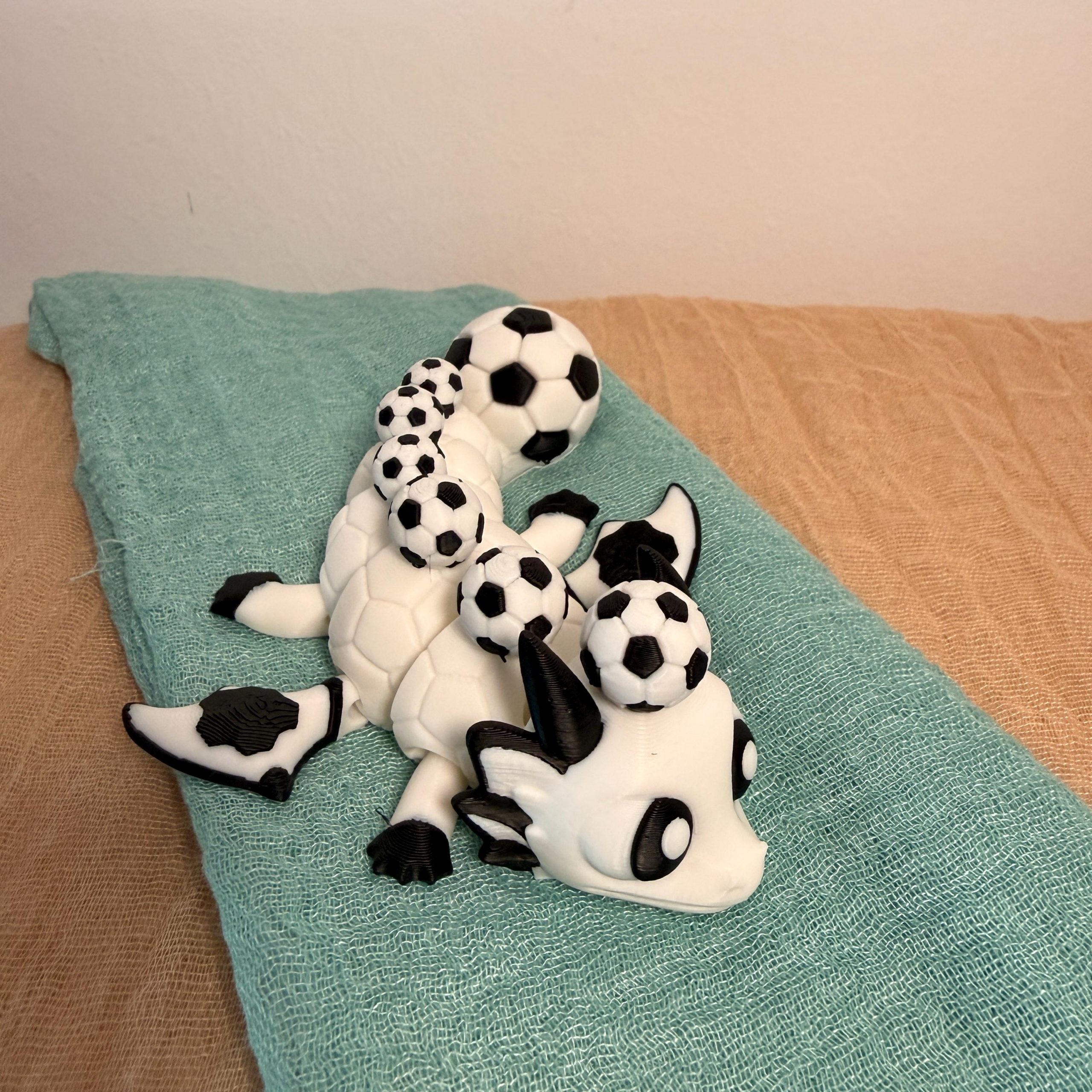 Fußballdrache – beweglicher 3D-Druck Drache im Fußball-Design – Ansicht 9
