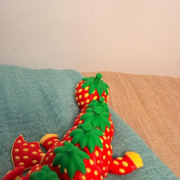 Erdbeerdrache – beweglicher 3D-Druck Drache im Erdbeer-Design – Ansicht 5
