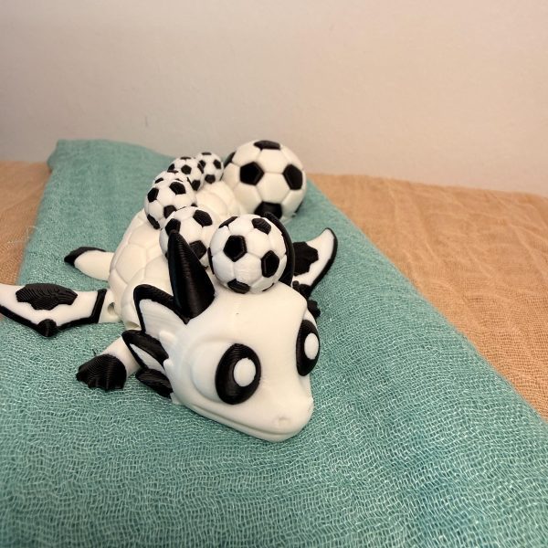 Fußballdrache – beweglicher 3D-Druck Drache im Fußball-Design – Ansicht 7
