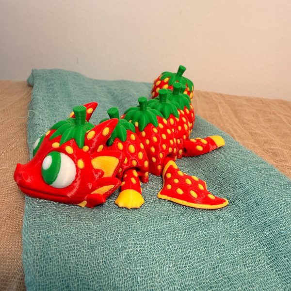 Erdbeerdrache – beweglicher 3D-Druck Drache im Erdbeer-Design – Ansicht 4